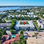 Walk To The Beach And Downtown Naples From Our Totally Upgraded Condo