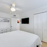 Naples Condo With Pool - Walk To Dining And Beach