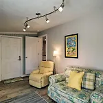Tasteful Home With Patio And Grill Less Than 2 Mi To Beach!