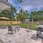 Tasteful Home With Patio And Grill Less Than 2 Mi To Beach!