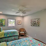 Tasteful Home With Patio And Grill Less Than 2 Mi To Beach!