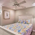Updated Naples Cottage - Near Beaches And Golfing!