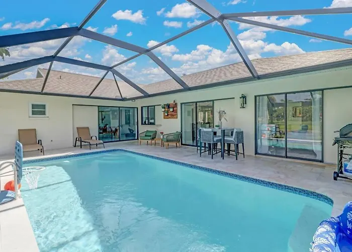 Pool House, Close To The Beach & Down Town Naples!