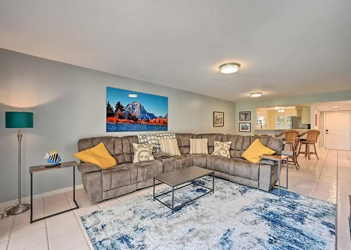 First-Floor Naples Condo About 3 Mi To Beaches!