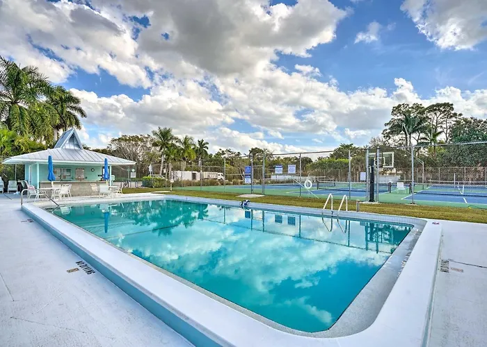 Direct Gulf Access And Lanai Sunny Naples Home!