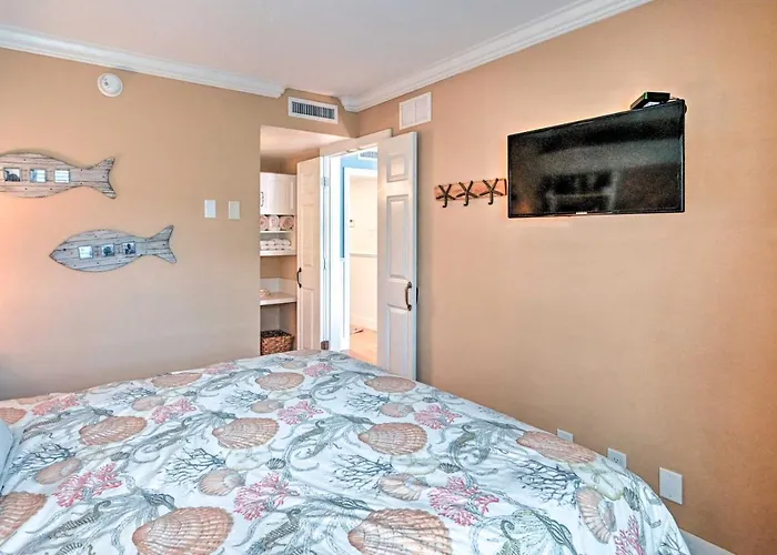 Condo With Pool Access Walk To Shopping And Beach!