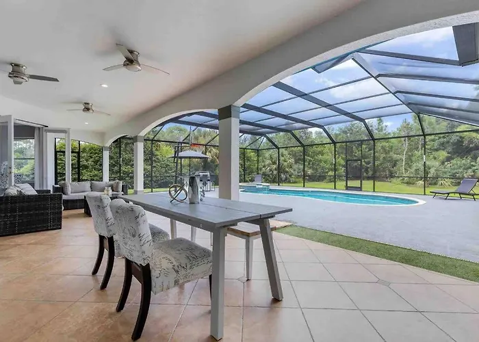 Luxury Home, Close To The Beach And Heated Pool.