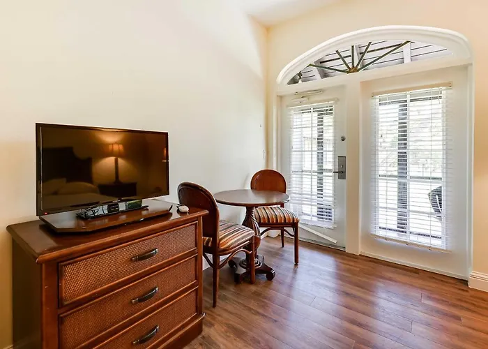 Naples Vacation Rental Close To Parks And Beaches!