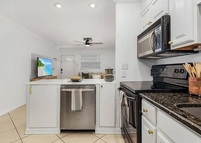Lovely 2-Bdr W/Patio, Lake Park!