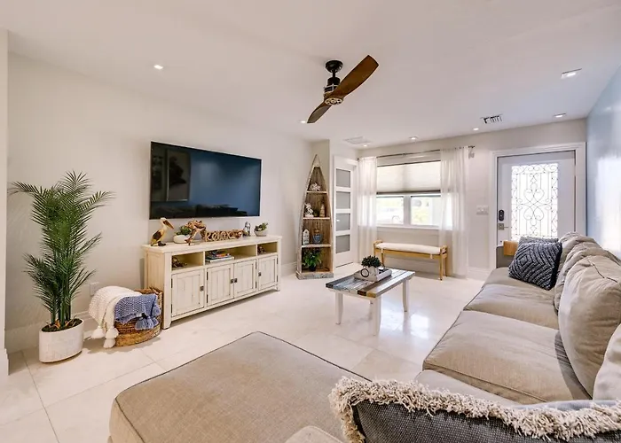 Updated Naples Retreat With Private Pool And Patio!
