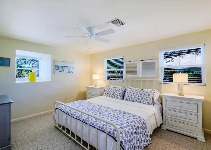 Fall Special! Seas The Day - This One Has It All - Walk To Vanderbilt Beach!