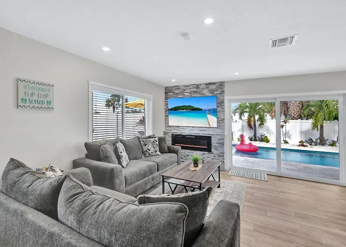 January Sale! Palm Tree Paradise - 1 Mile To The Beach! Beautiful Heated Pool!