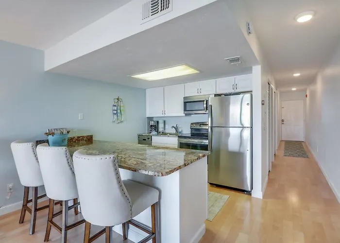 Cozy Condo With Pool Steps From Vanderbilt Beach