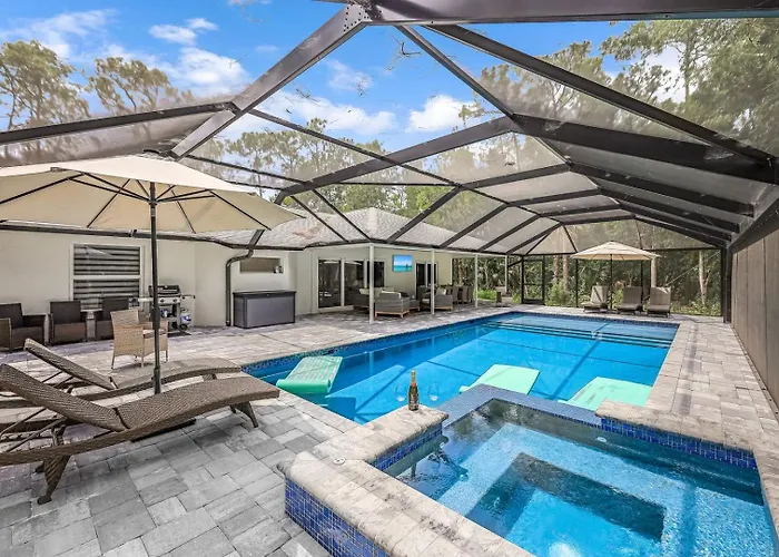 Luxury Family Pool, Jacuzzi, 2 Pickleball Court, Ping Pong Table Very Private Home Sleeps 8