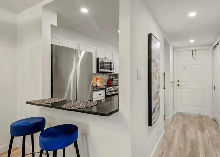 Cozy Condo, Centrally Located In Naples.