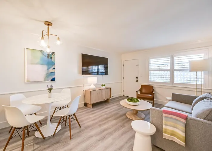 Updated Dtwn Naples Condo Across From Beach!