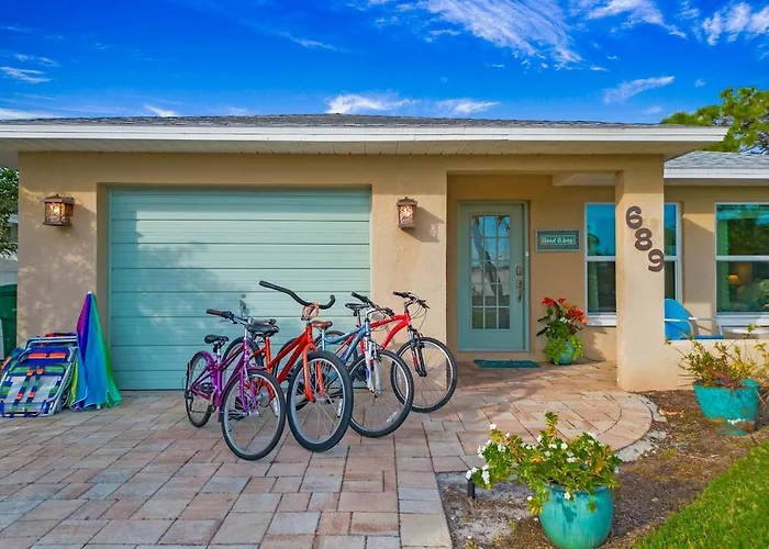 Coastal Flair-Walk To Beach-Heated Pool-Sleeps 8