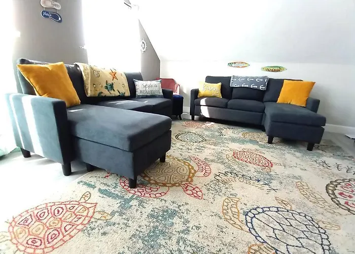 Sea La Vie Cozy Beach Home On 500 Block, Walk To Beach Only Half Mile Away, Sleeps 6
