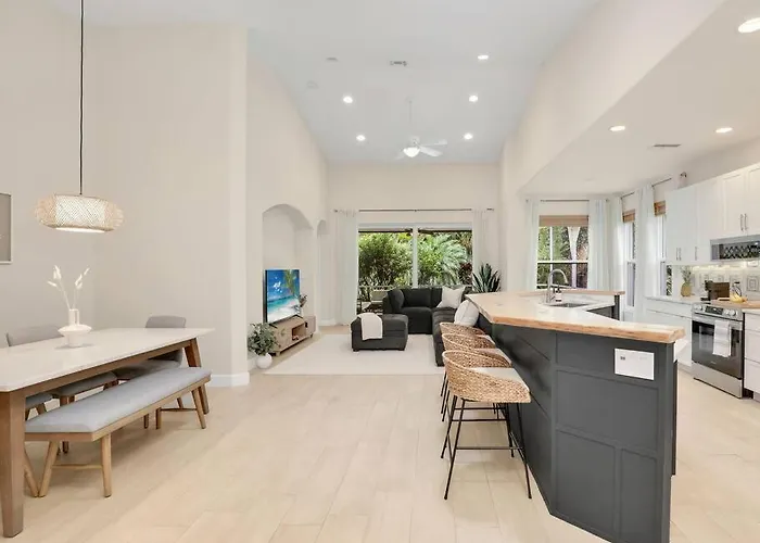 Modern Villa In Heart Of Naples