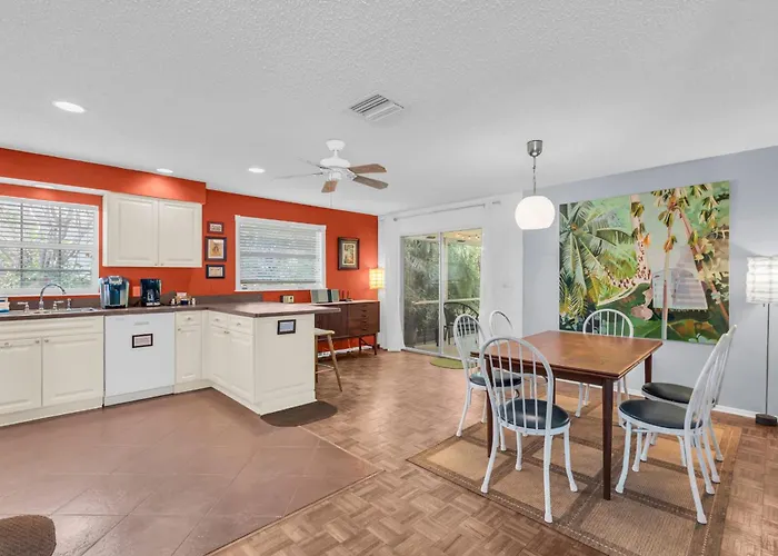 Beautiful Naples Park Cottage -Only 1 Mile To Vanderbilt Beach North