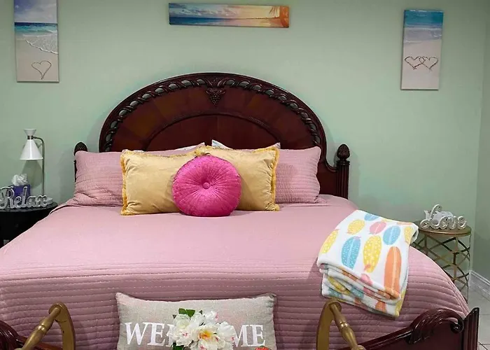 King Flamingo Guest Suite