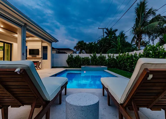 Naples Luxury Orange Blossom Oasis 4-3 Tiki Bar