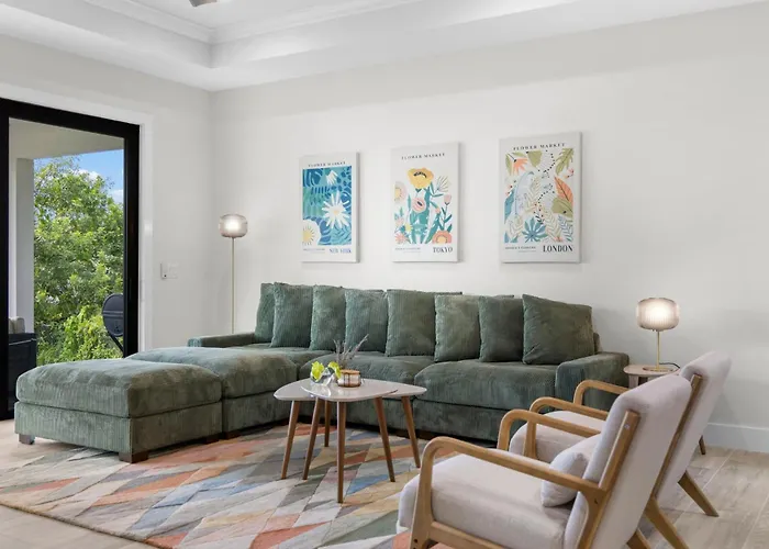 Stunning Escape Near Beach And Pickleball Courts