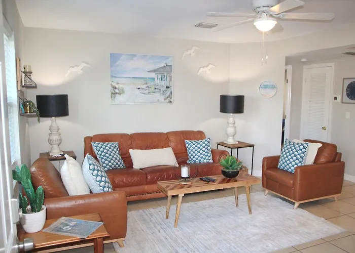 Naples Park Oasis - Cozy Two Bedroom Apartment