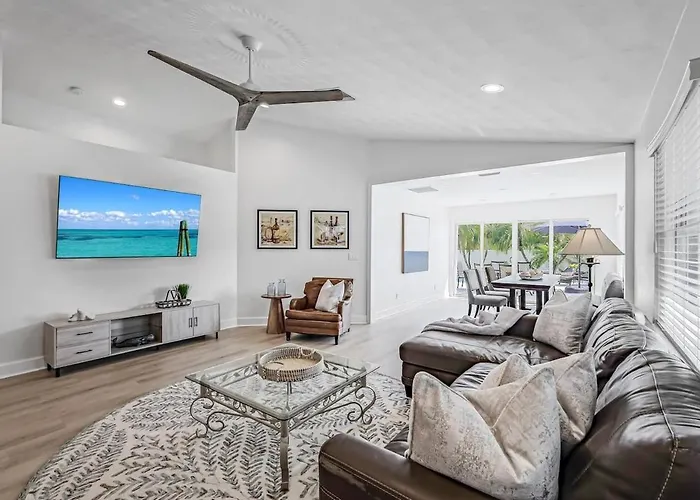 Huge Game Room-Near Vanderbilt Beach-New Pool-Pets