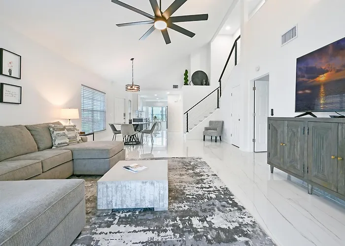 Spacious+Cozy Home, Near The Beach, Heated Pool.
