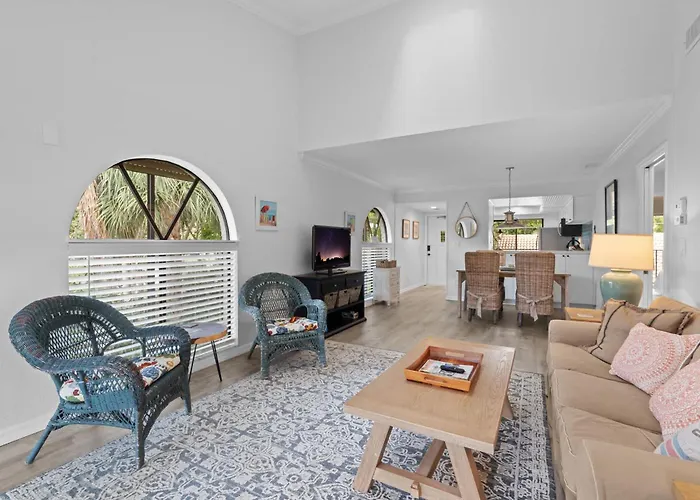 Completely Refurbished Centrally Located In Naples