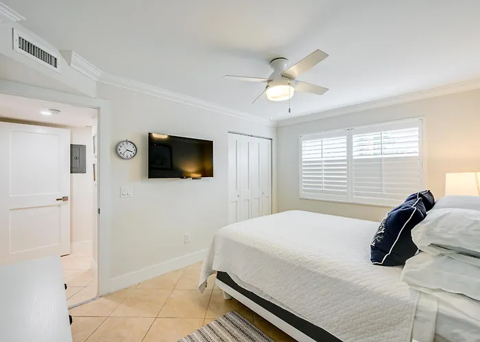 Naples Condo With Pool - Walk To Dining And Beach