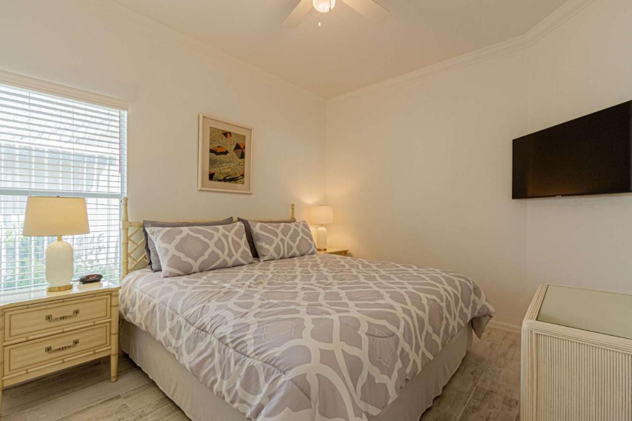 Crown Pointe- Lochwood Ct. * Naples