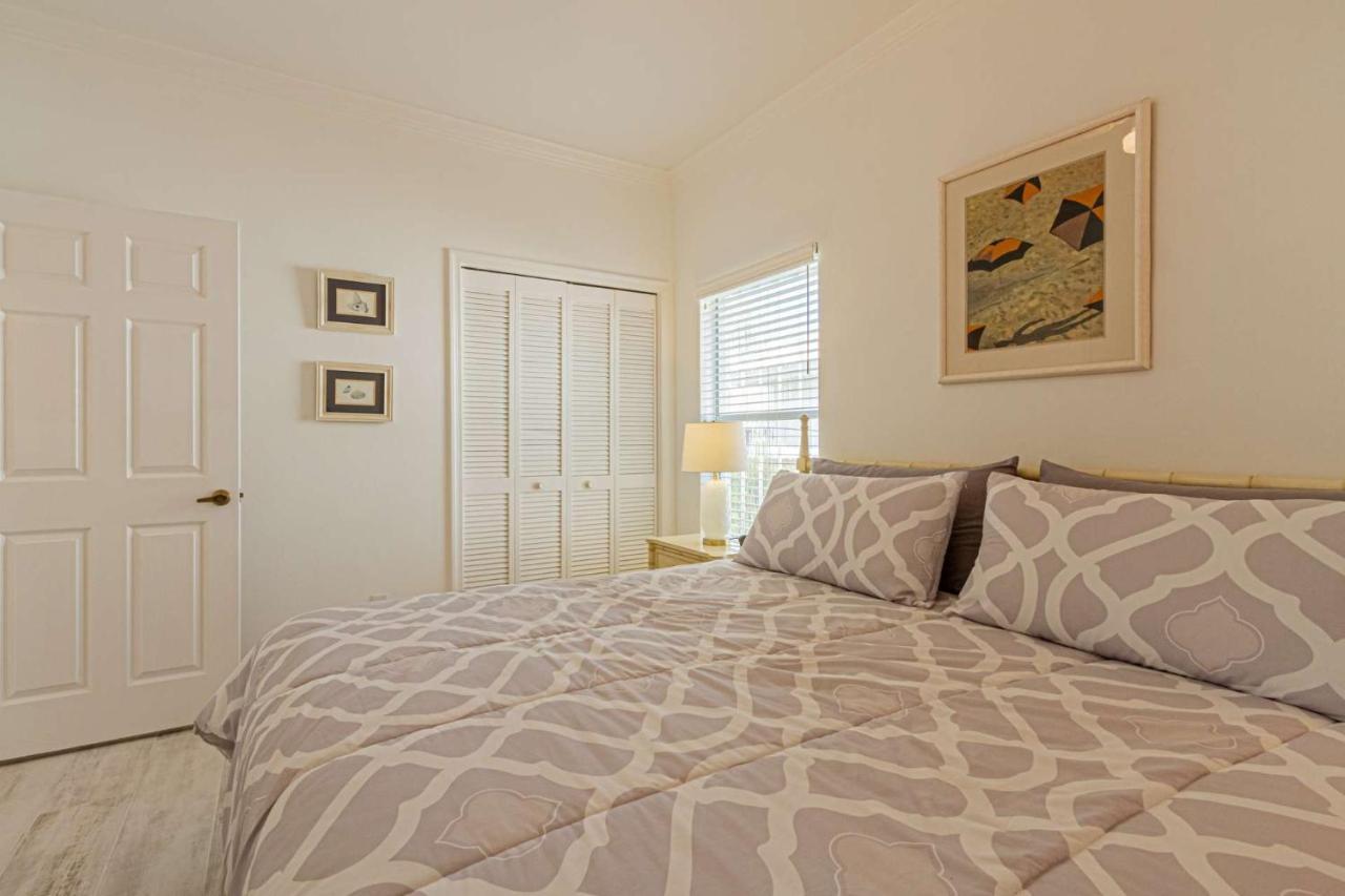 Crown Pointe- Lochwood Ct. * Naples