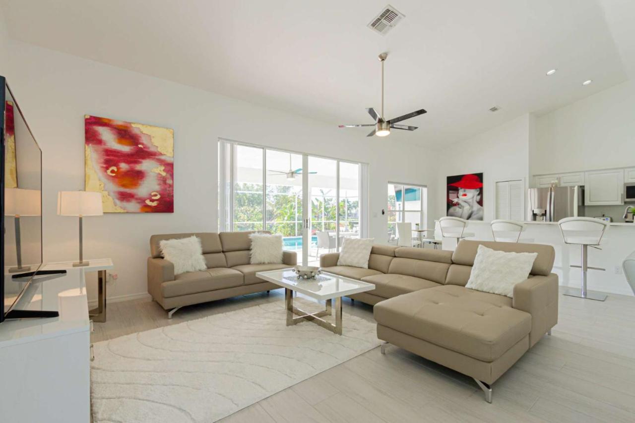 Crown Pointe- Crown Pointe Blvd.,e. Holiday home *