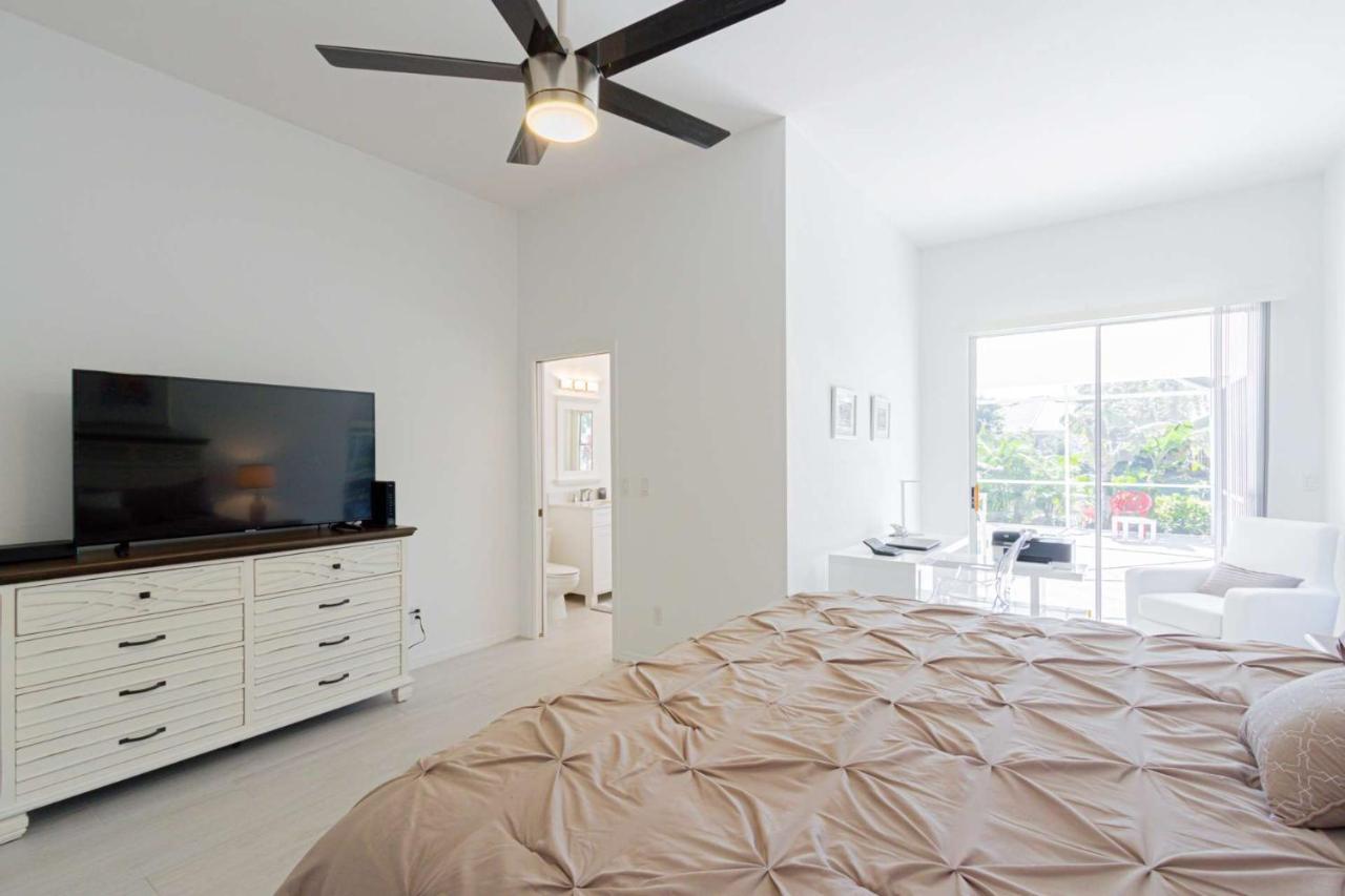 Crown Pointe- Crown Pointe Blvd.,e. * Naples