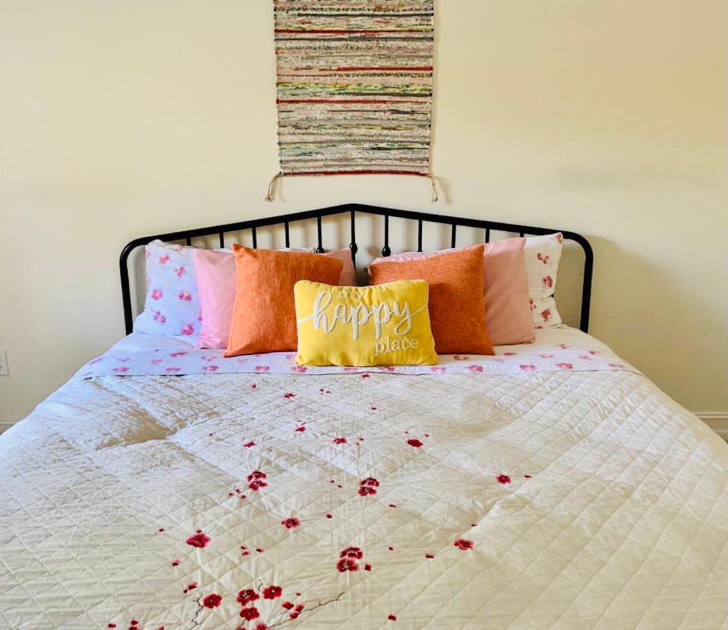 Sunny And Relaxing 2br With Parking! Apartment