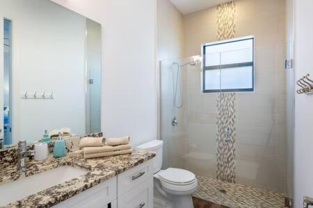 Holiday home Perfect - Saltwater Pool - 2 Master Br - 3 Br3ba