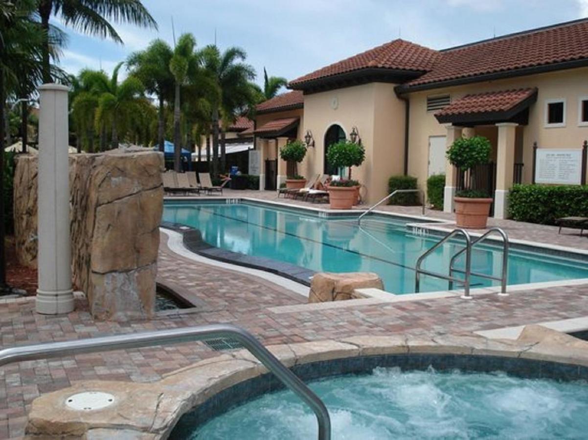 Bay With Fabulous Amenities, Near & Downtown! Naples