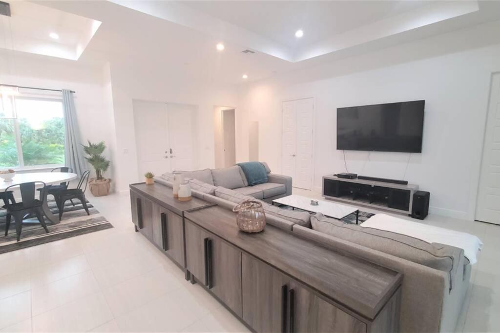 Exquisite 4 Beds With Heated Pool & Jacuzzi Villa *
