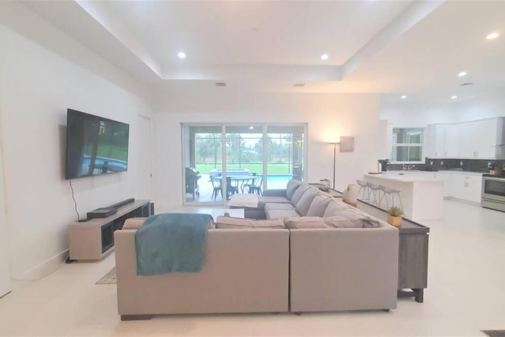 Exquisite 4 Beds With Heated Pool & Jacuzzi Villa