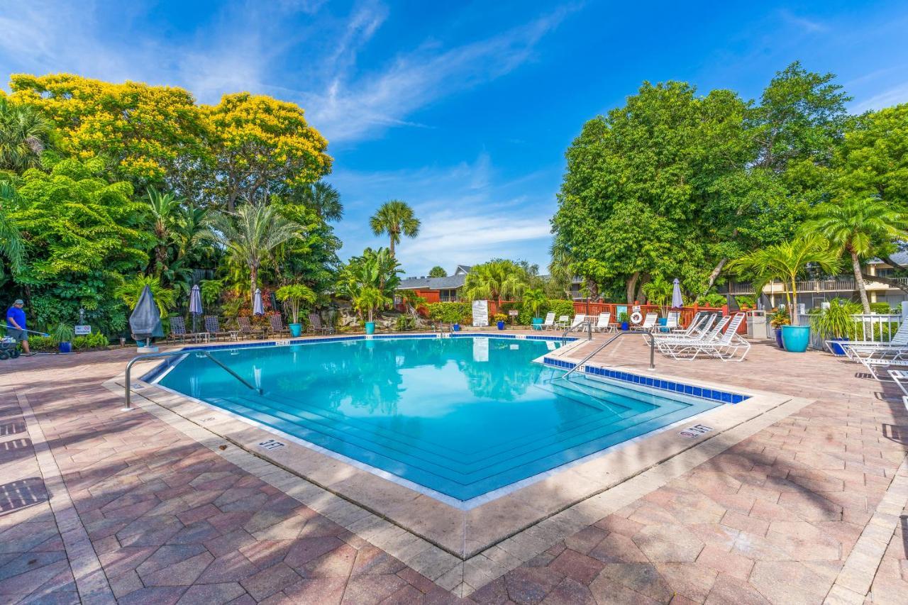 Newly Remodeled, Pool,tennis,5 Mins Drive 2 Apartment