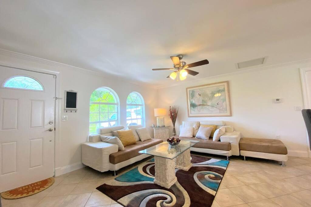 Cheerfull 4/bed/ 3 Bath / Pool / Location * Naples