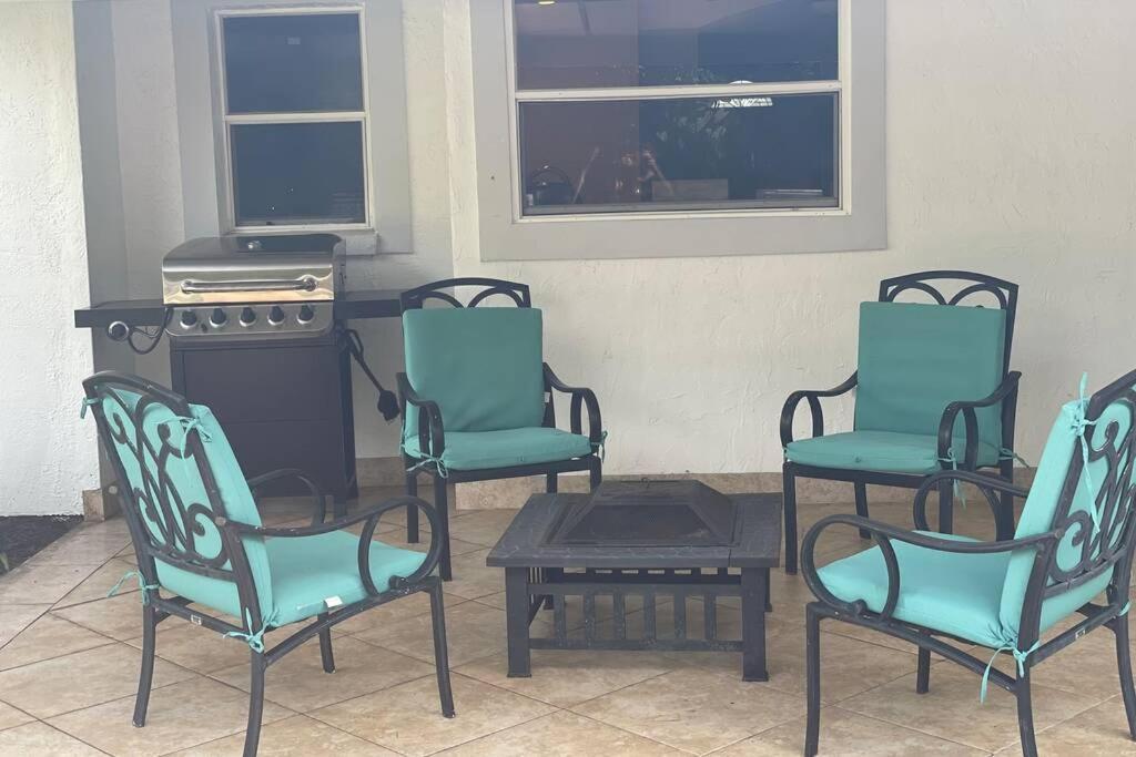 Cheerfull 4/bed/ 3 Bath / Pool / Location Villa *