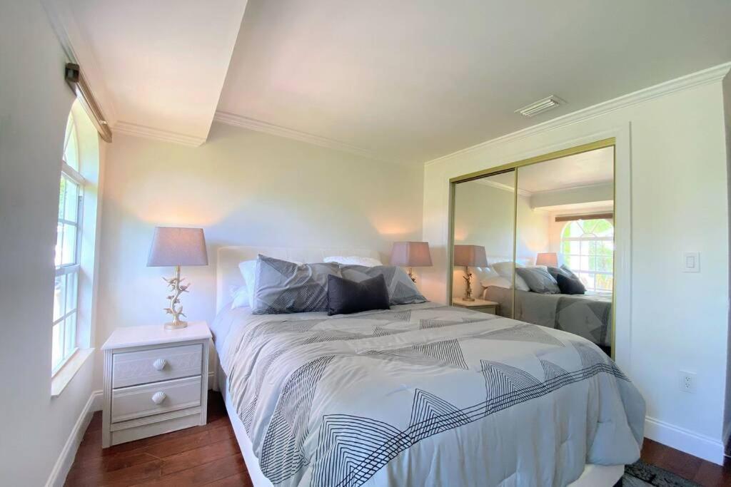 Cheerfull 4/bed/ 3 Bath / Pool / Location Naples