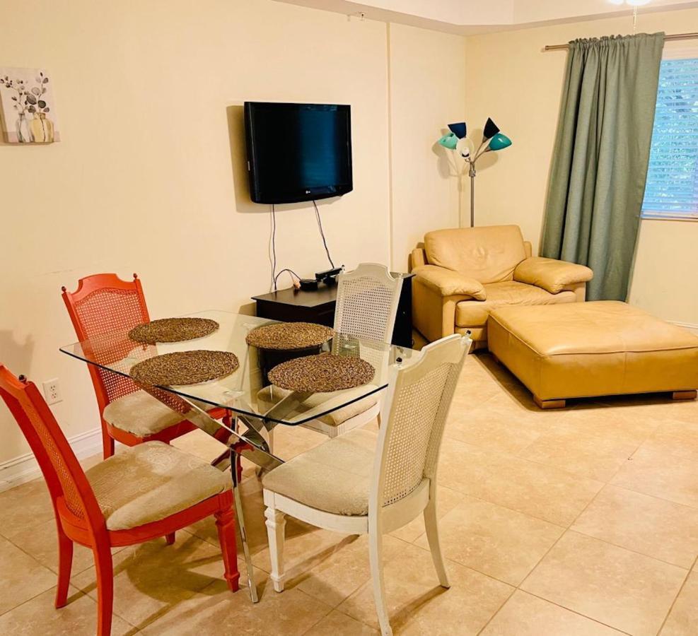 Apartment Sunny And Relaxing 2br With Parking!