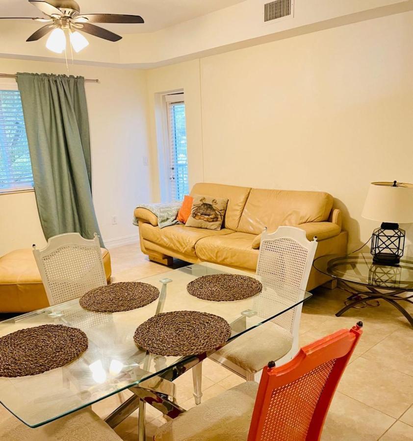 Sunny And Relaxing 2br With Parking! Apartment