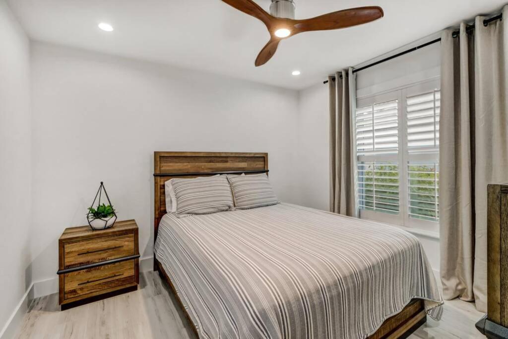 Pool House, Close To The & Down Town Naples! Holiday home Naples