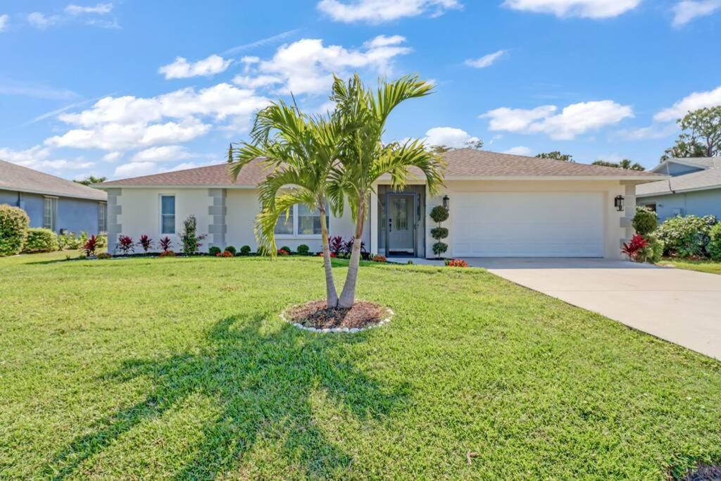 Pool House, Close To The & Down Town Naples! Naples