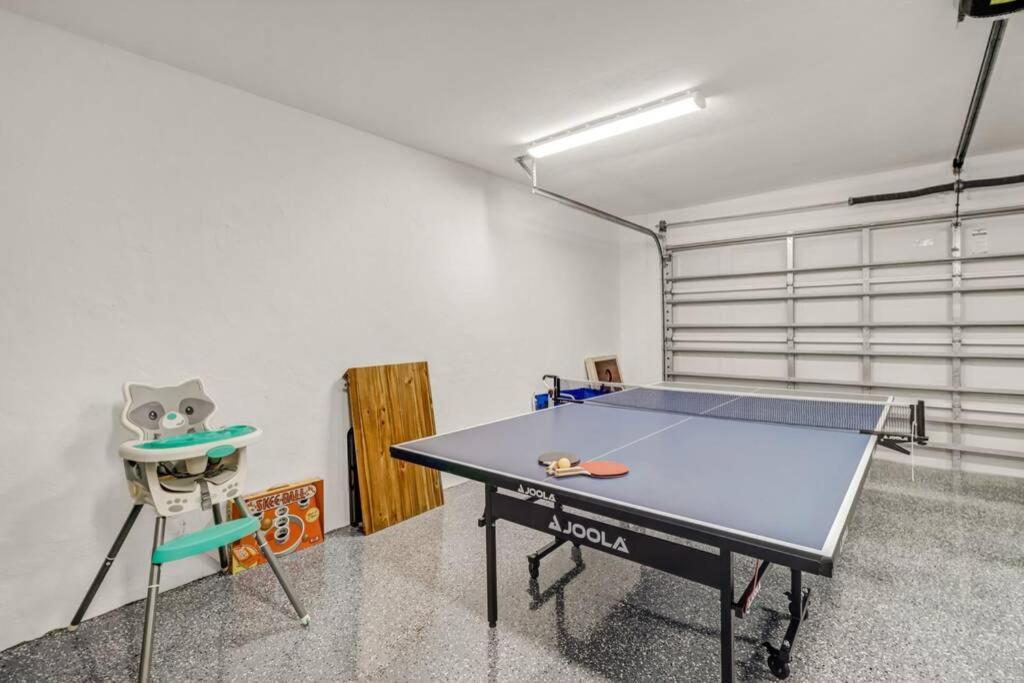 Pool House, Close To The & Down Town Naples! Holiday home